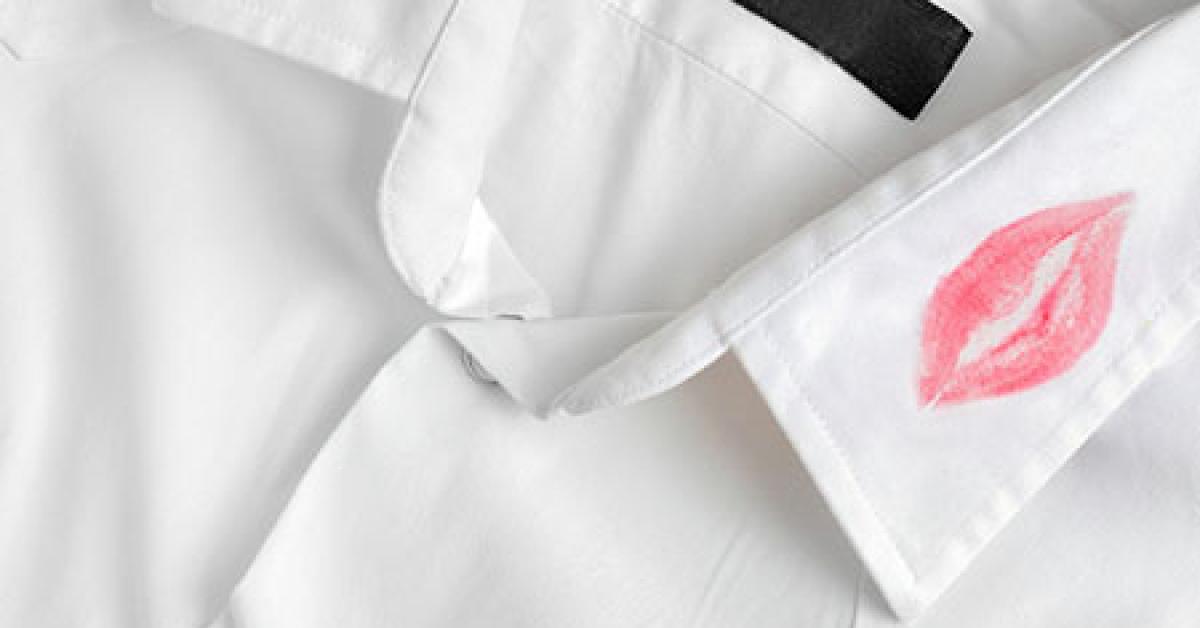 000045345676 shirt w lipstick web