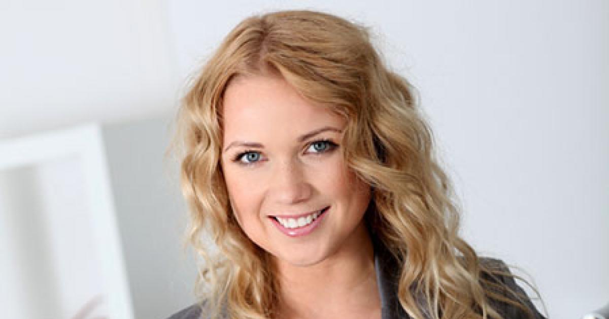 02h72647 young woman web