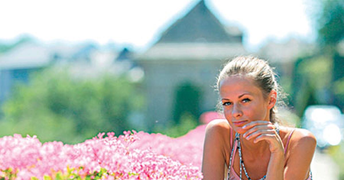 02j14982 woman in flowers web