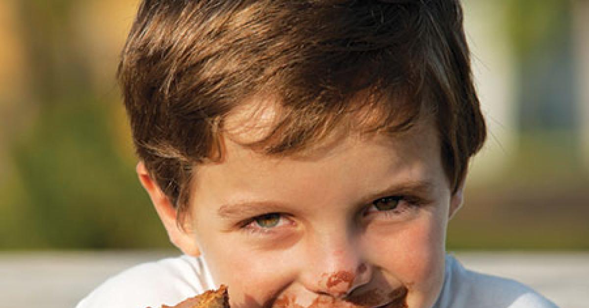 18062405 boy eating ice cream web