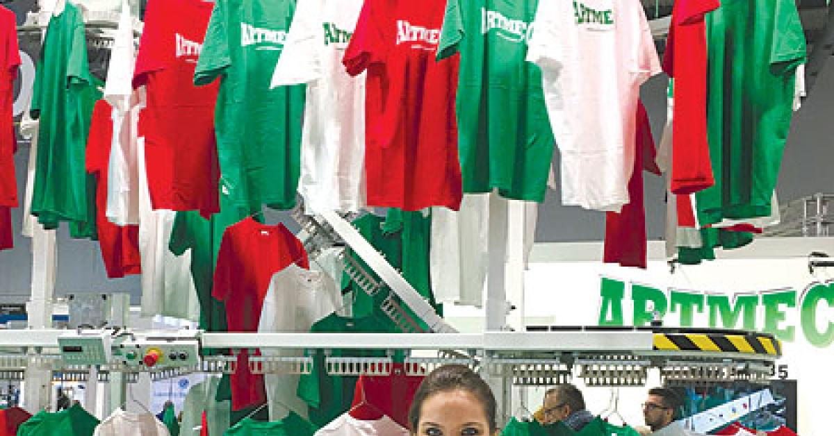 expodetergo 2018 girl at red and green booth web