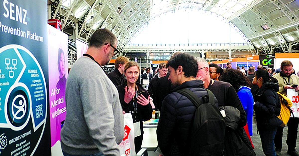 wearable tech show people chatting web